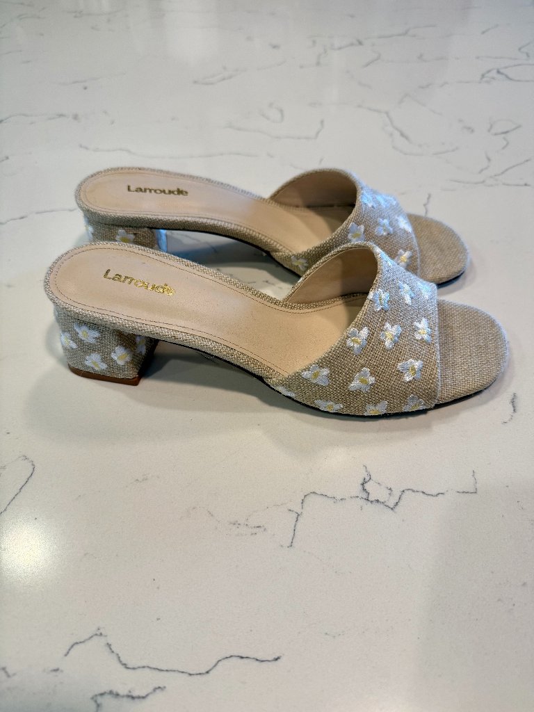 Larroude Brigitte Mule In Raw Linen With Embroidered Daisy Embellishments Size 8